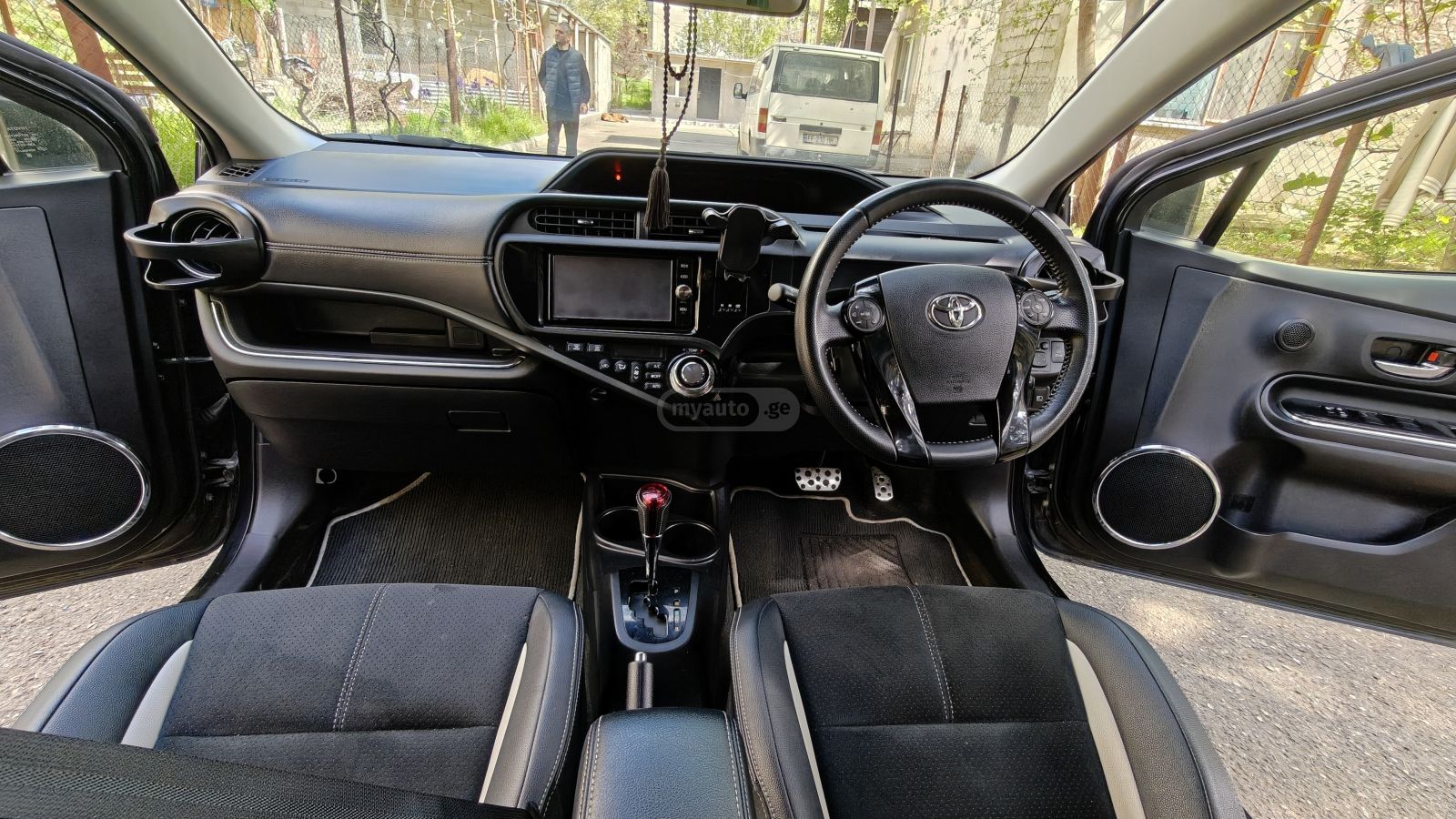 Toyota Aqua - фото 5