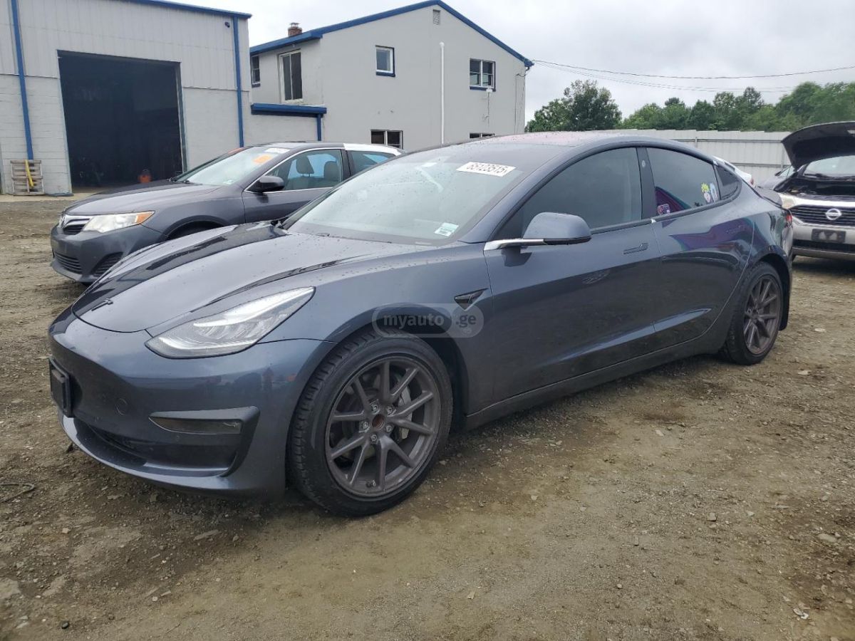 Tesla Model 3 - фото 1