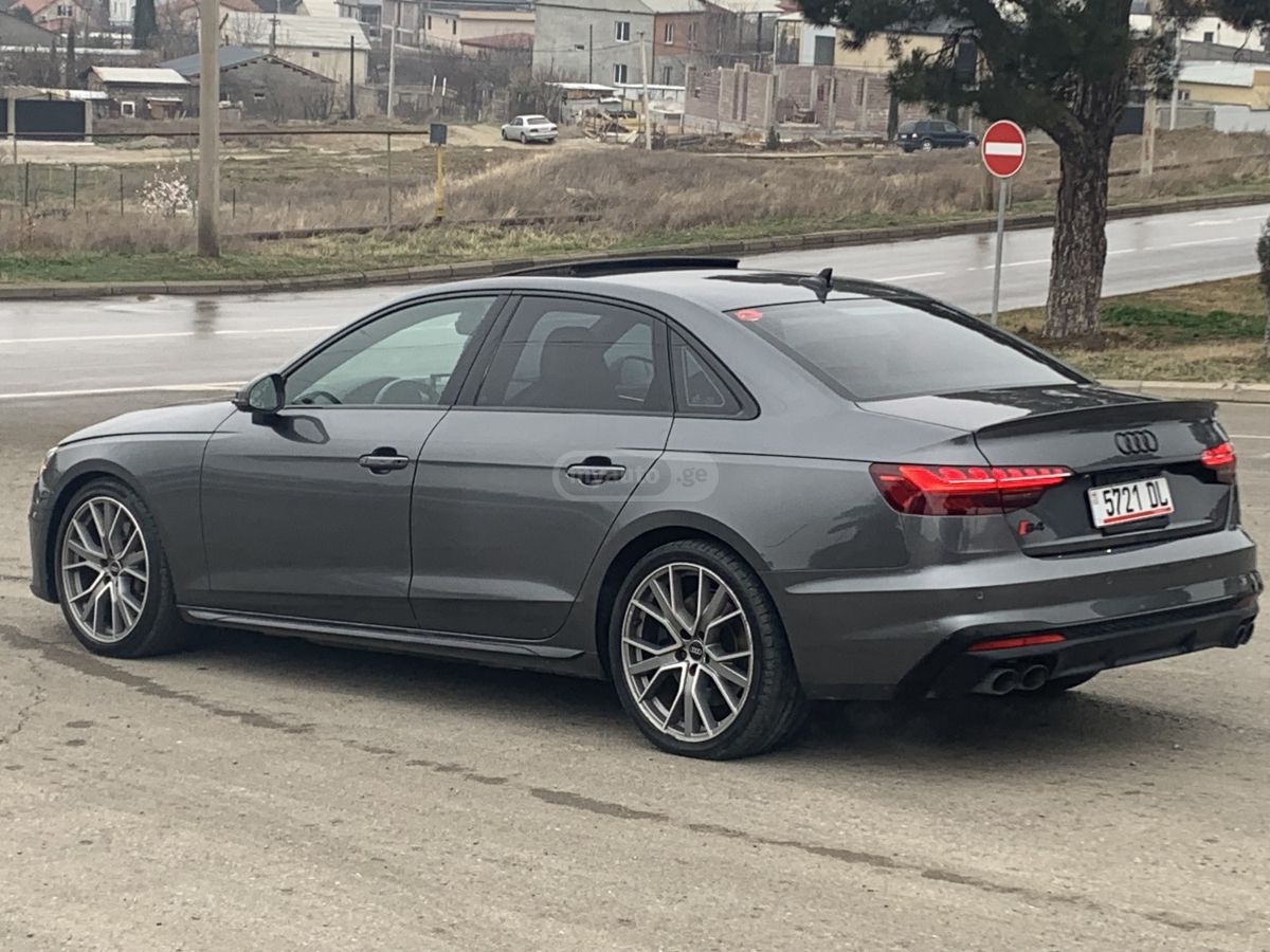 Audi S4 - фото 9