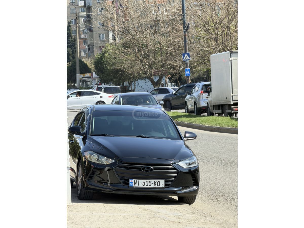 Hyundai Elantra - фото 1