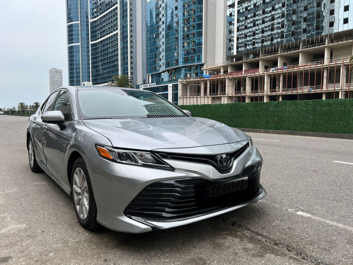 Toyota Camry - фото 1