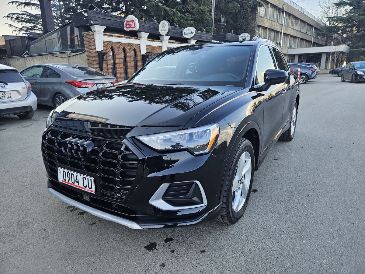 Audi Q3 - фото 1