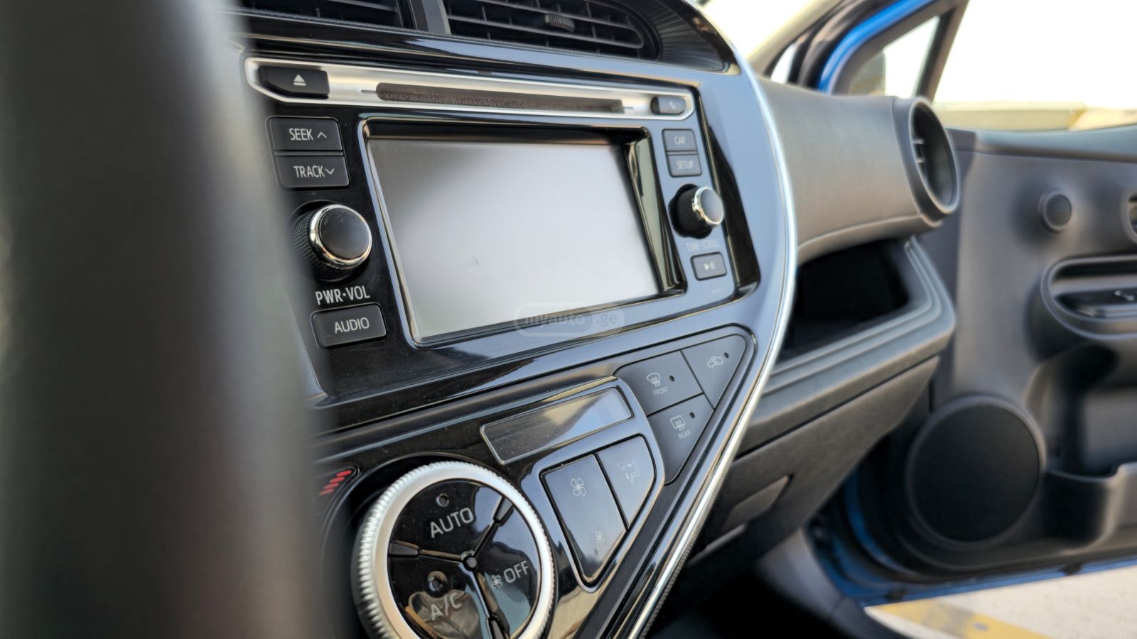 Toyota Prius C - фото 7