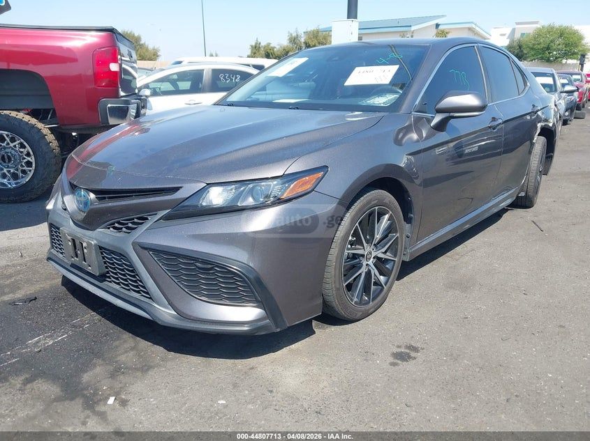 Toyota Camry - фото 1