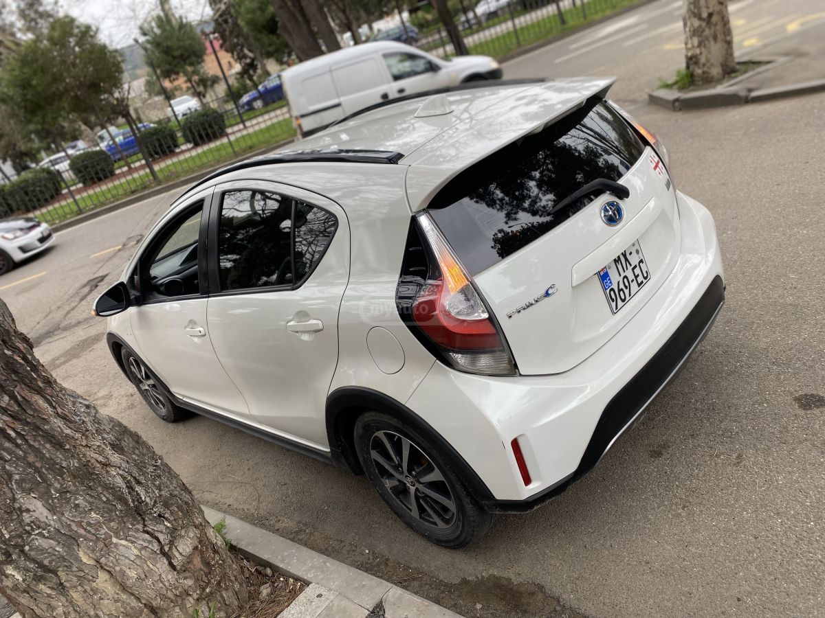 Toyota Prius C - фото 11