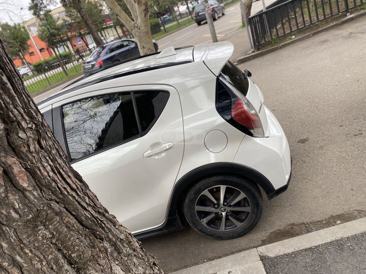 Toyota Prius C - фото 12