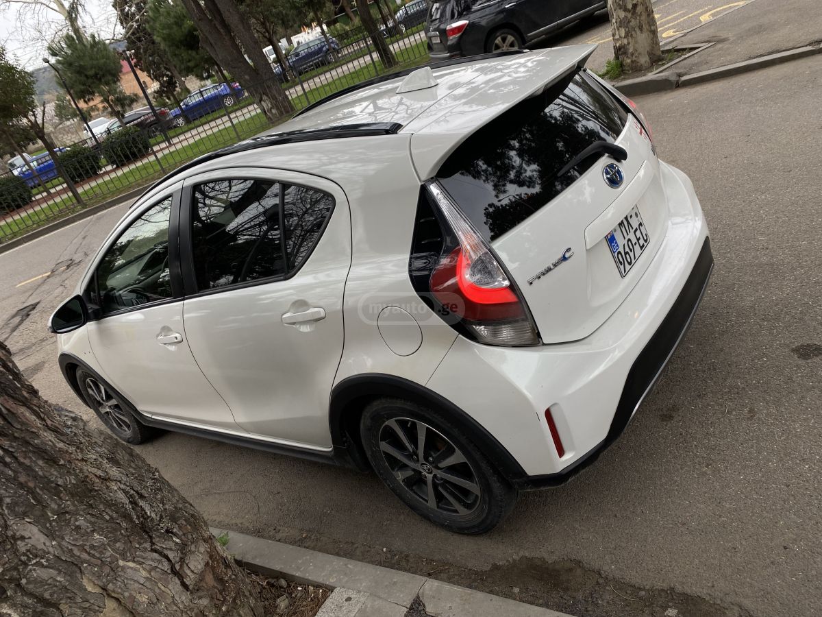 Toyota Prius C - фото 3