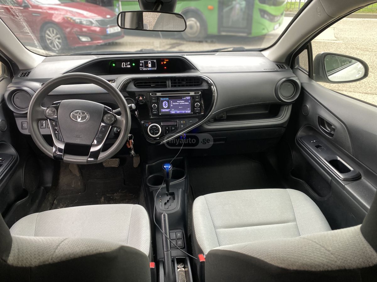 Toyota Prius C - фото 4