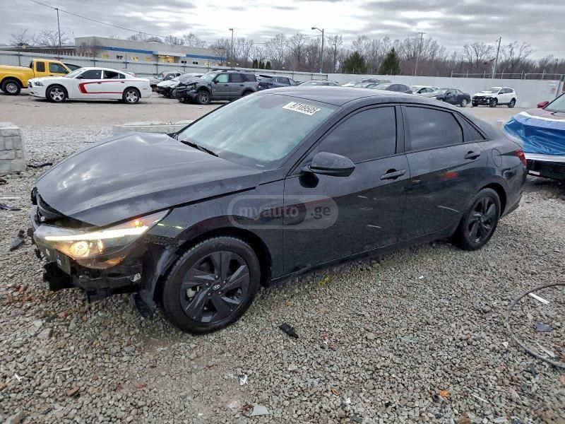 Hyundai Elantra - фото 1