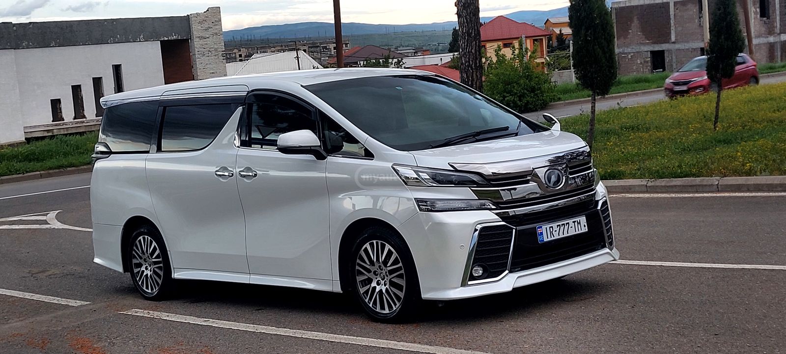 Toyota Alphard - фото 1