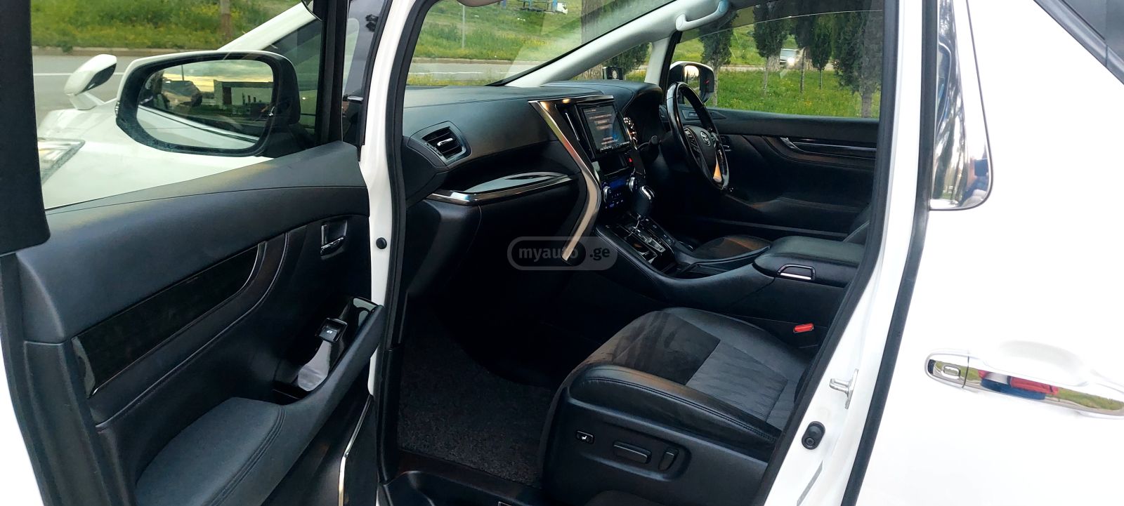 Toyota Alphard - фото 10