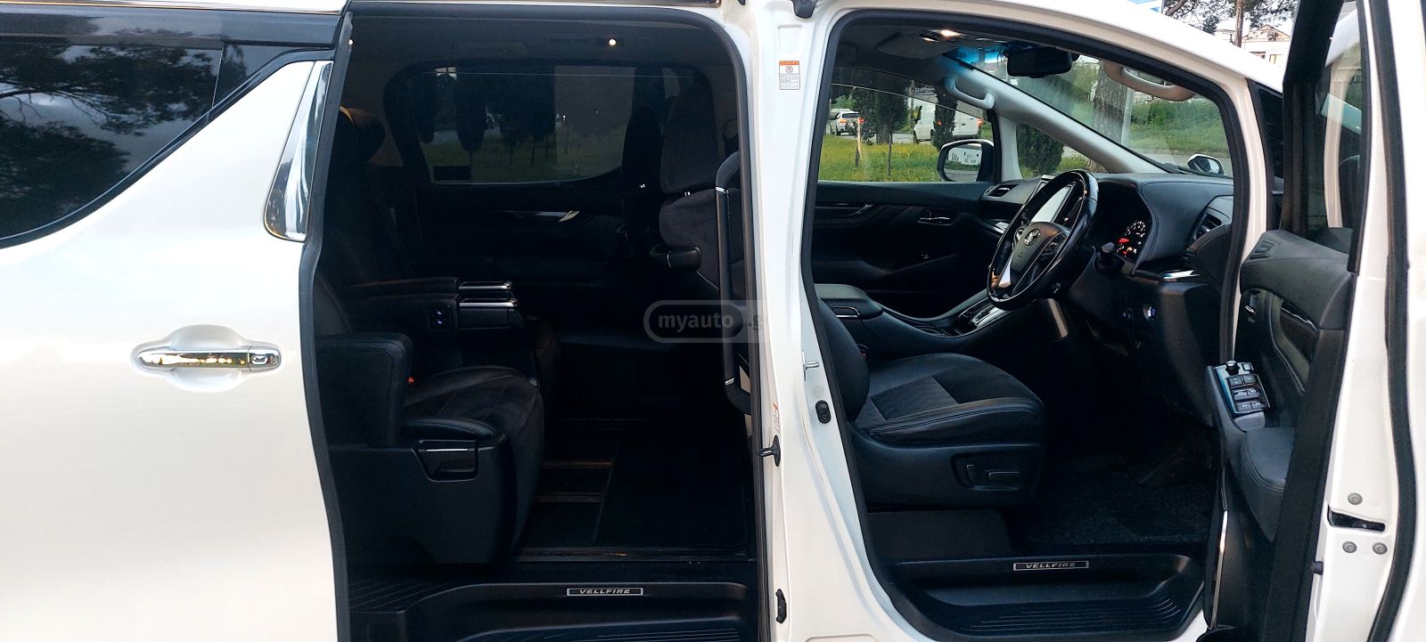Toyota Alphard - фото 12