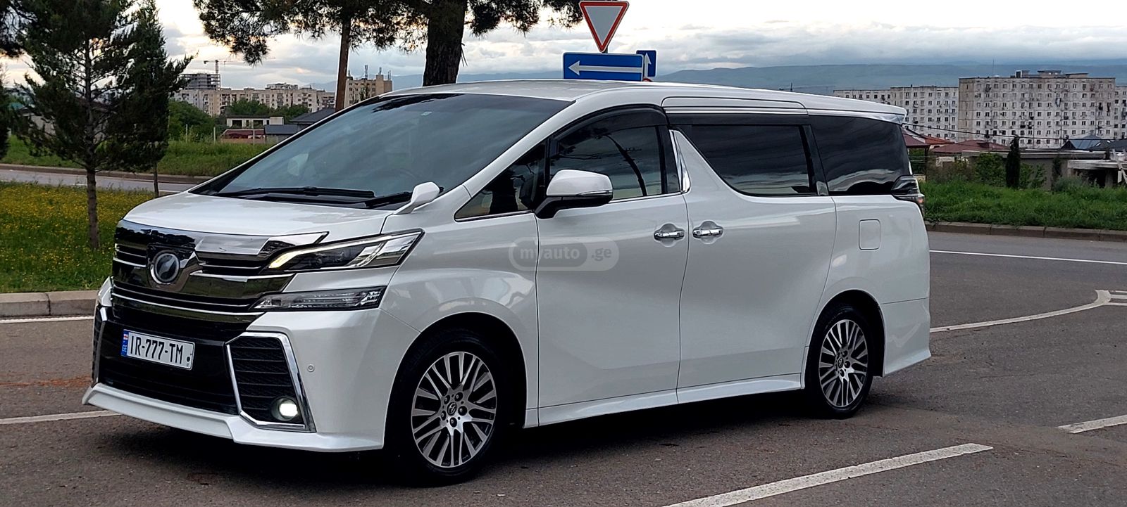 Toyota Alphard - фото 2