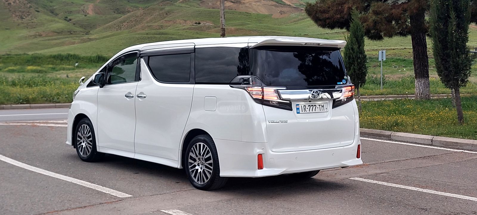Toyota Alphard - фото 3