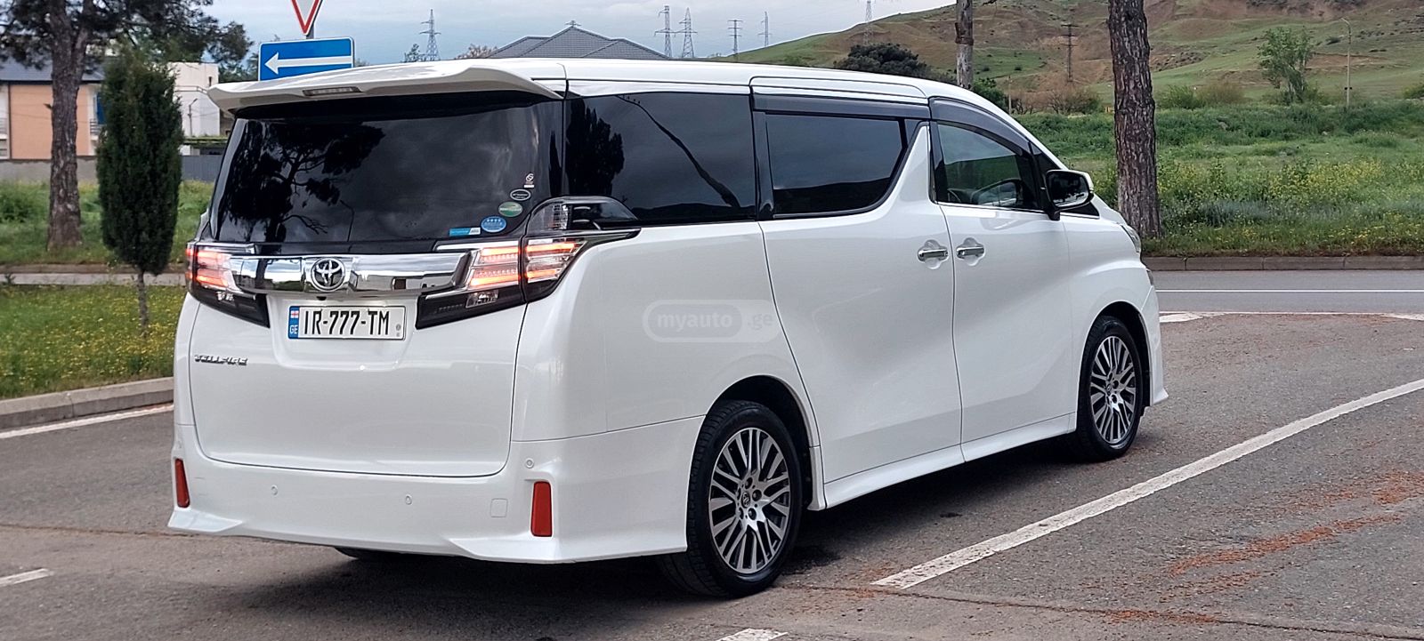 Toyota Alphard - фото 4