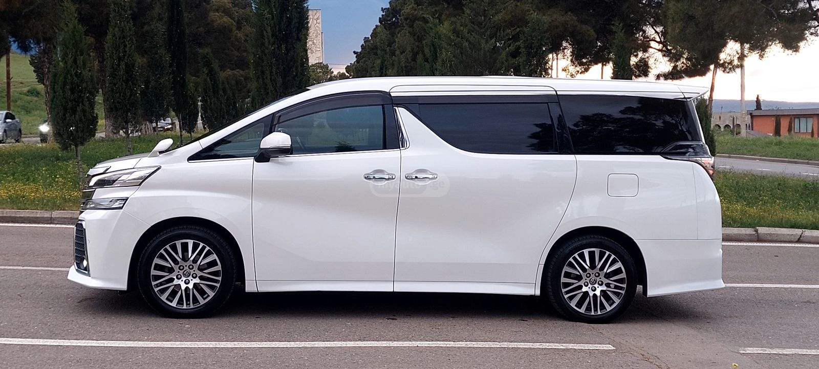 Toyota Alphard - фото 5