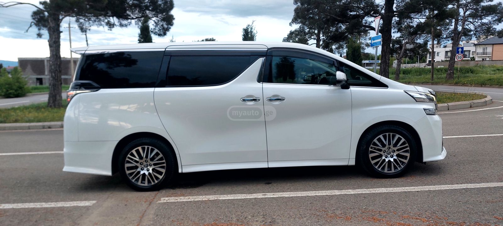 Toyota Alphard - фото 6