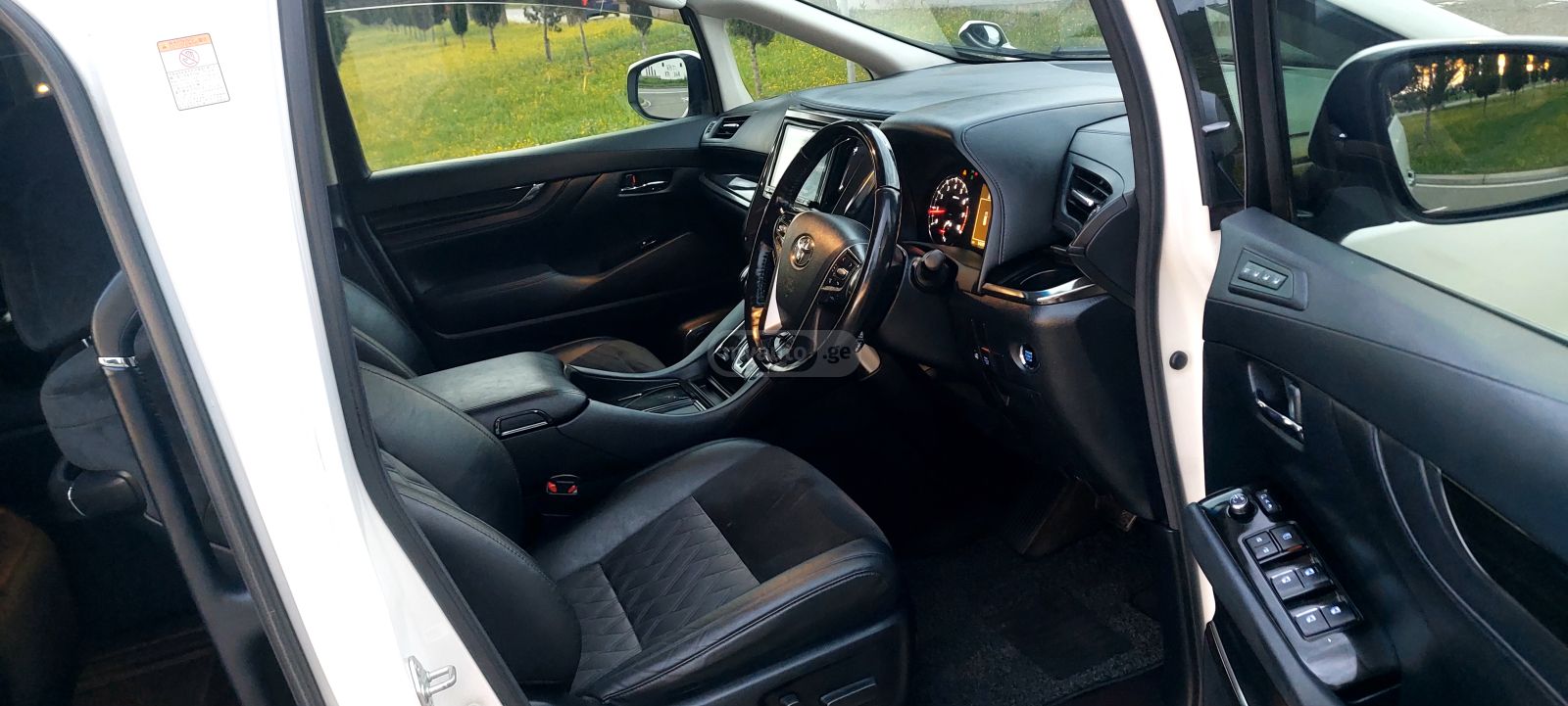 Toyota Alphard - фото 9
