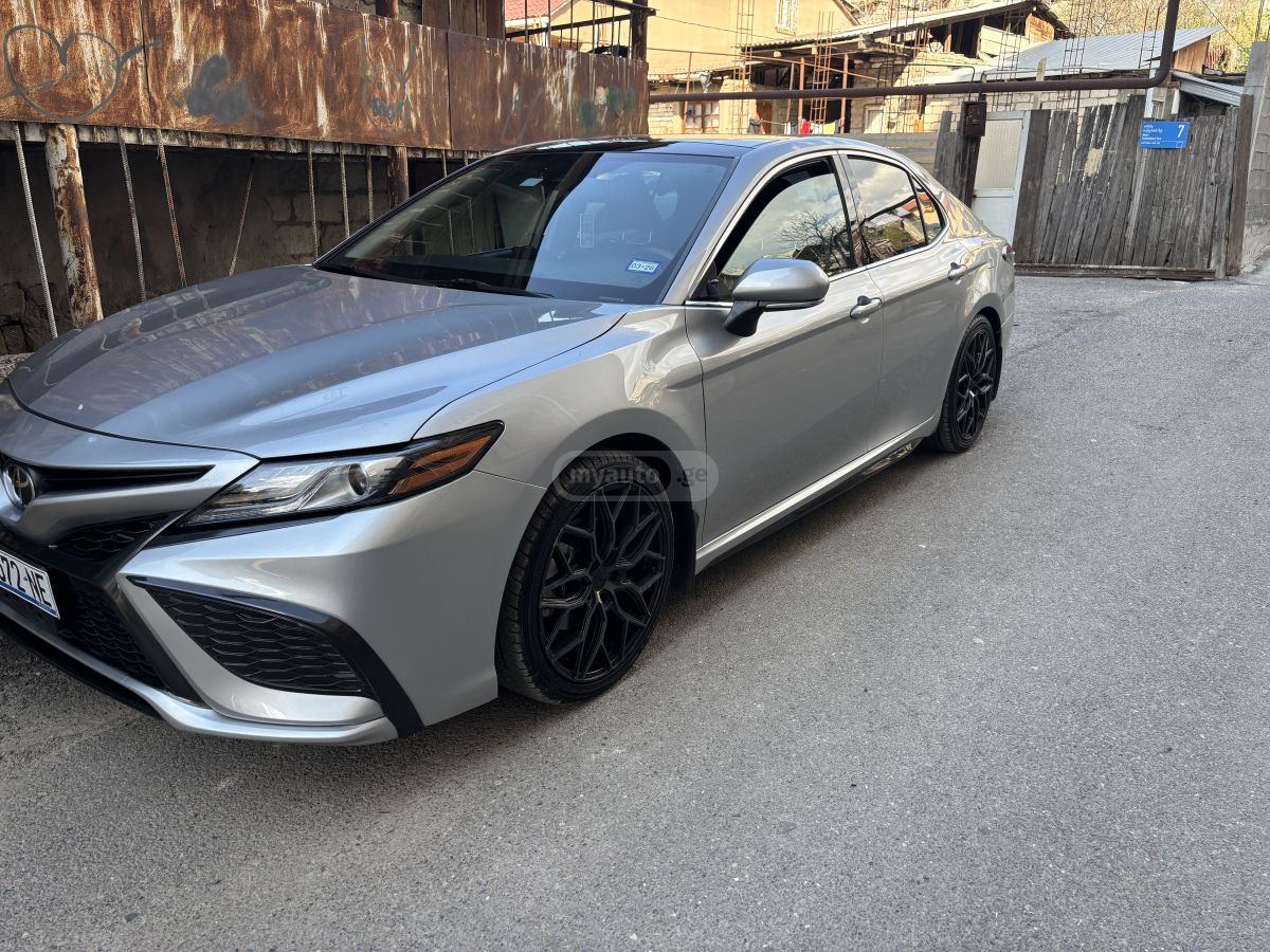 Toyota Camry - фото 1