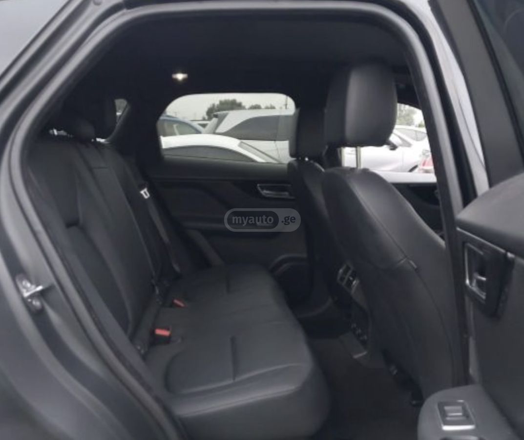 Jaguar F-Pace - фото 8