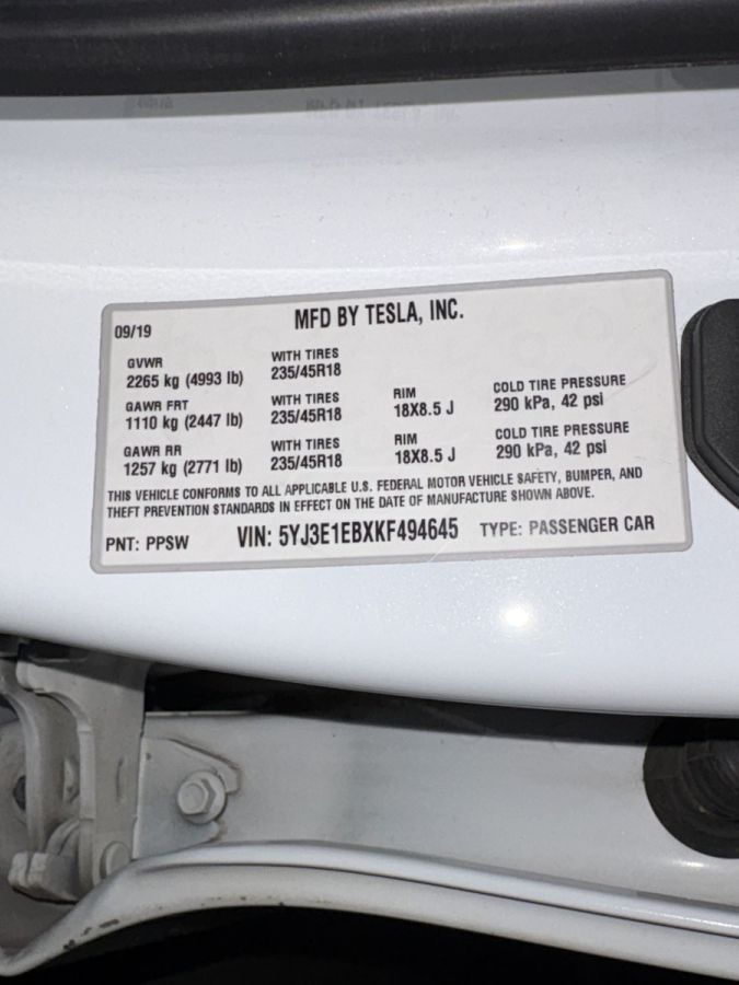 Tesla Model 3 - фото 9