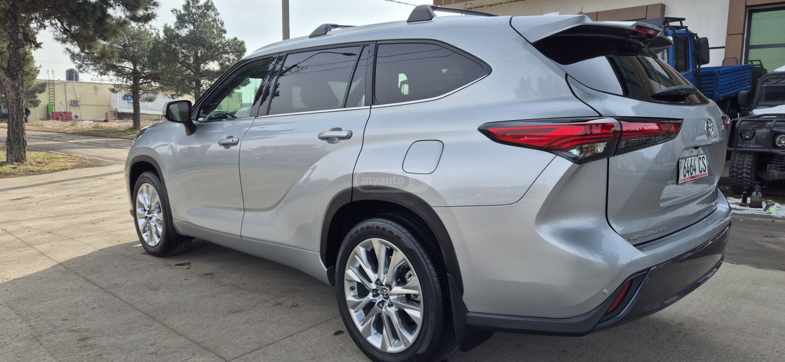 Toyota Limited 4dr All-Wheel Drive Au — миниатюра 4