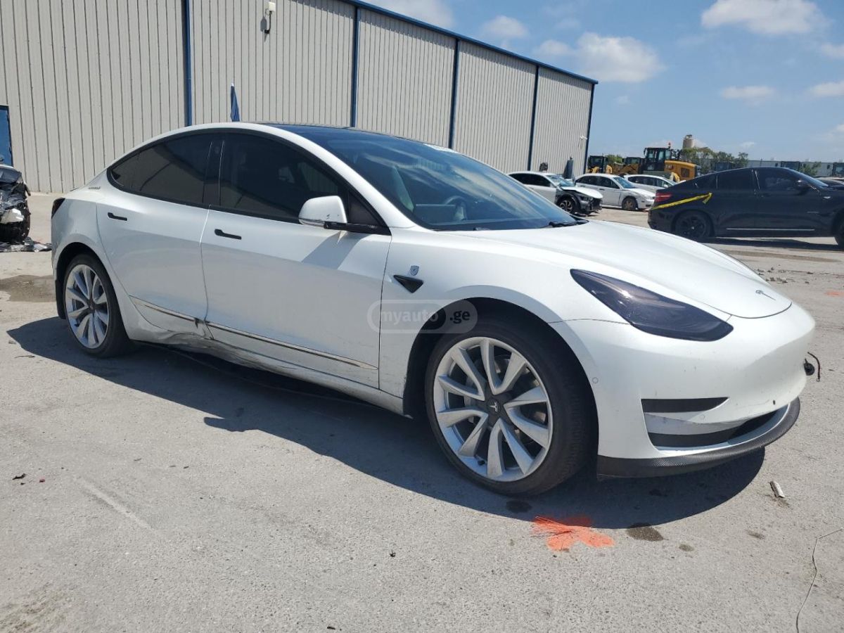 Tesla Model 3 - фото 7