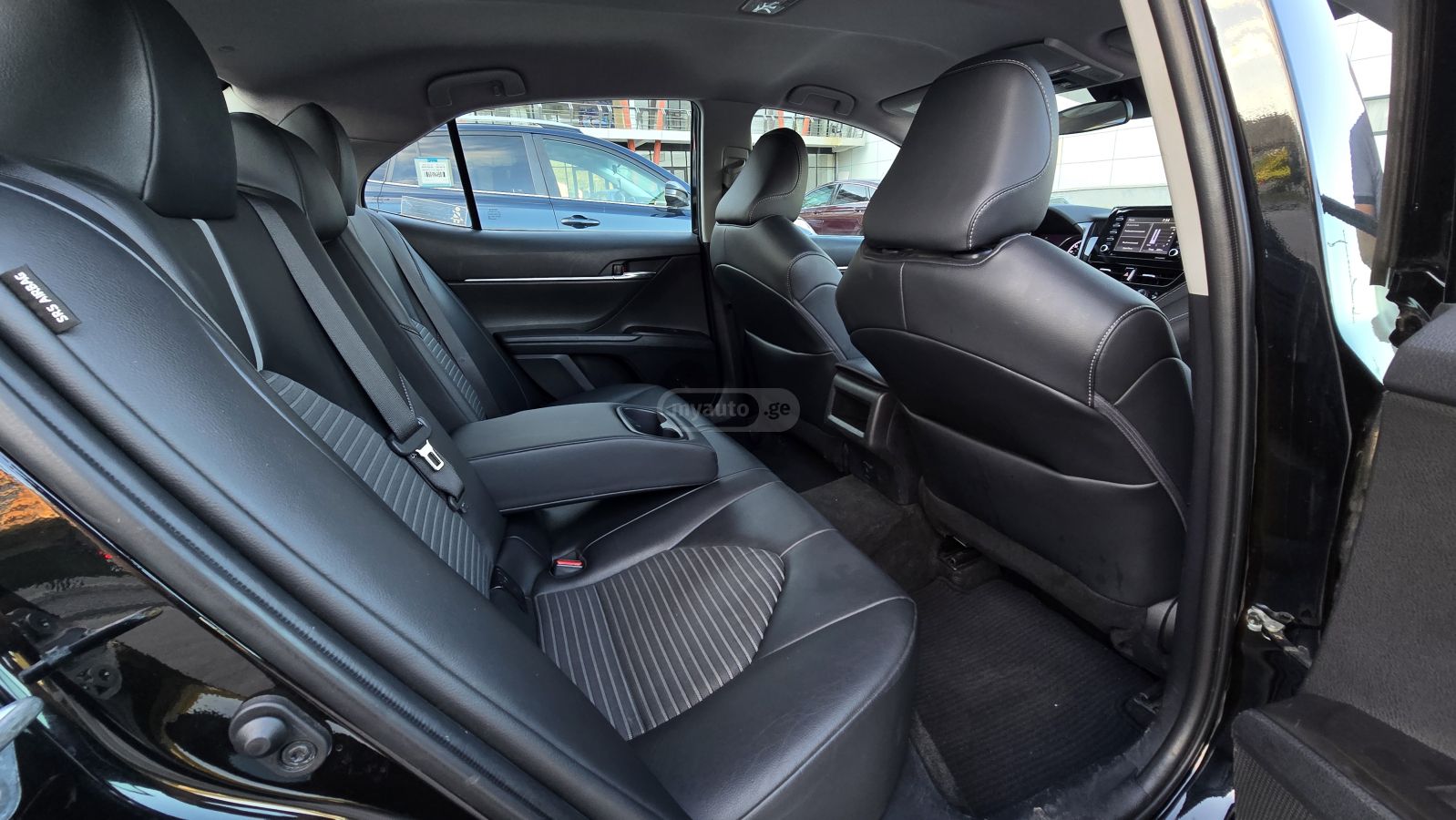 Toyota SE 4dr All-Wheel Drive Sedan A — миниатюра 12