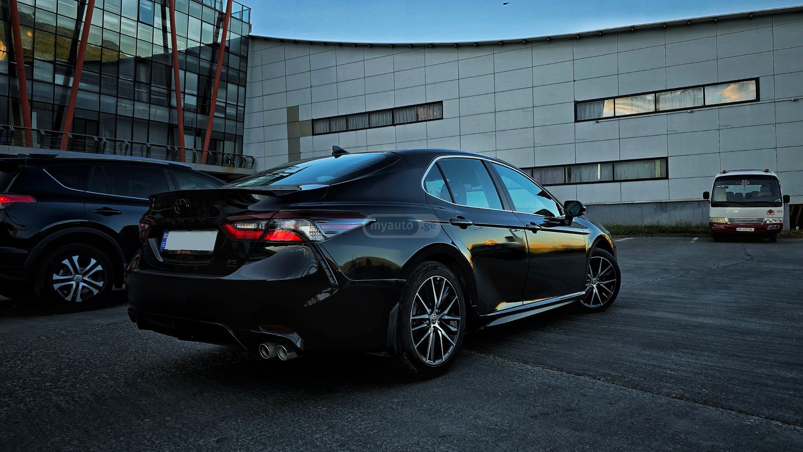 Toyota SE 4dr All-Wheel Drive Sedan A — миниатюра 4