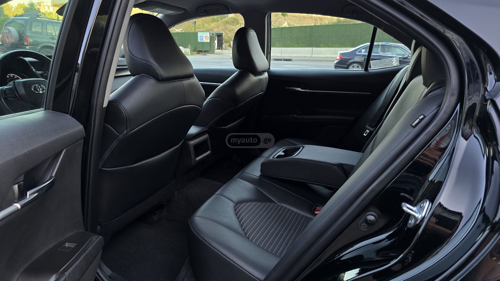 Toyota SE 4dr All-Wheel Drive Sedan A — миниатюра 7