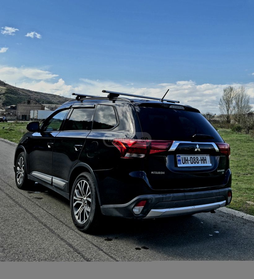 Mitsubishi Outlander - фото 1