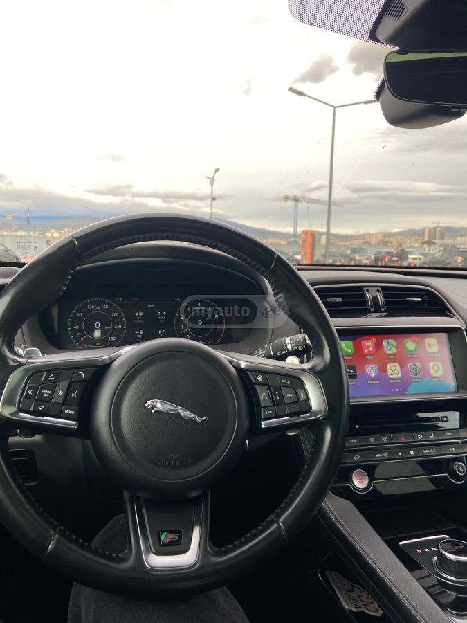 Jaguar F-Pace - фото 10