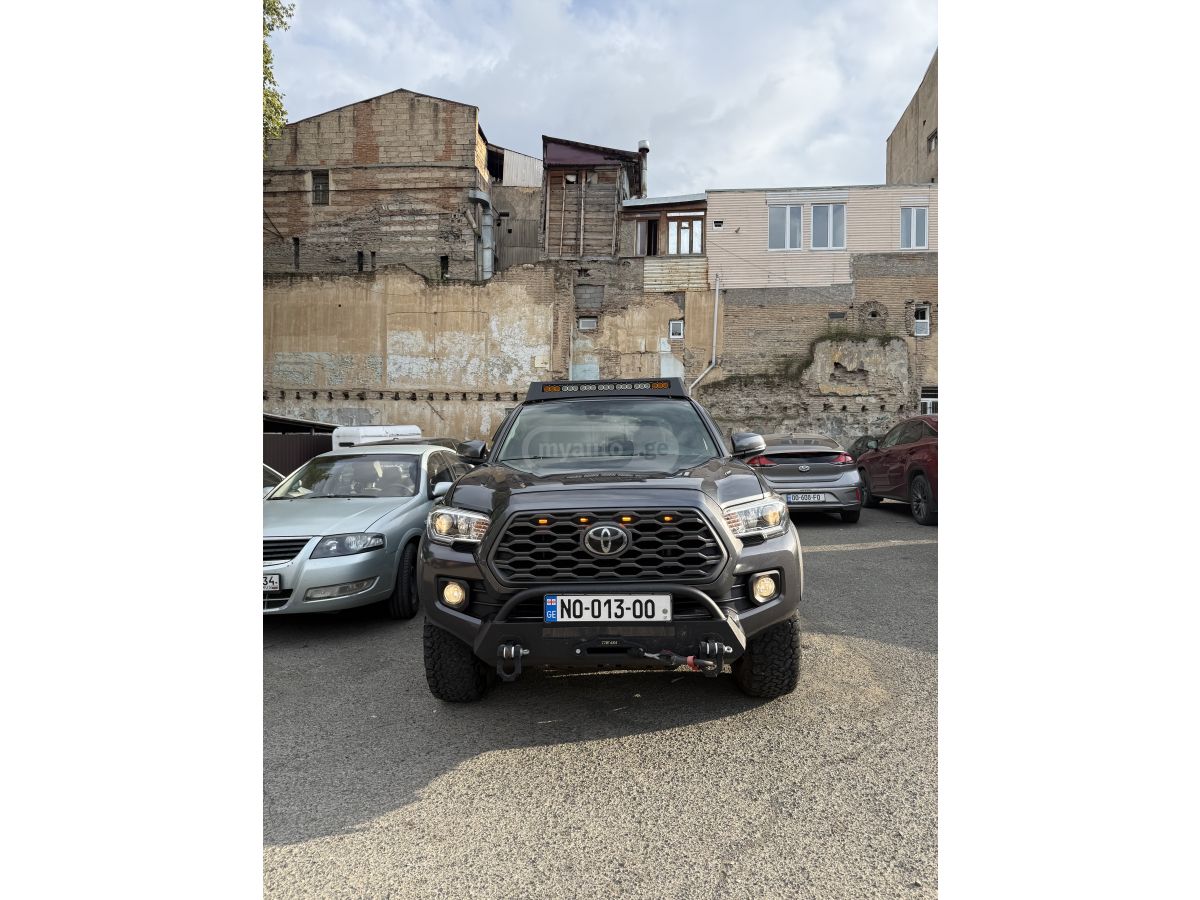 Toyota Tacoma - фото 1