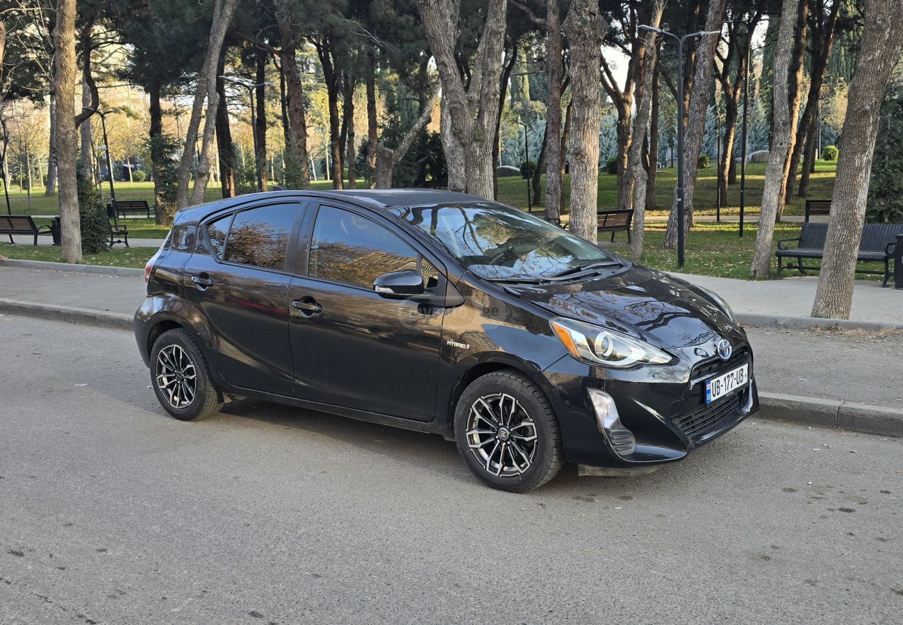 Toyota Prius C - фото 1