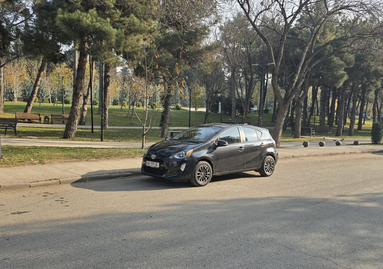 Toyota Prius C - фото 2