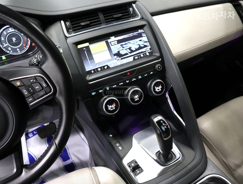 Jaguar E-Pace - фото 10