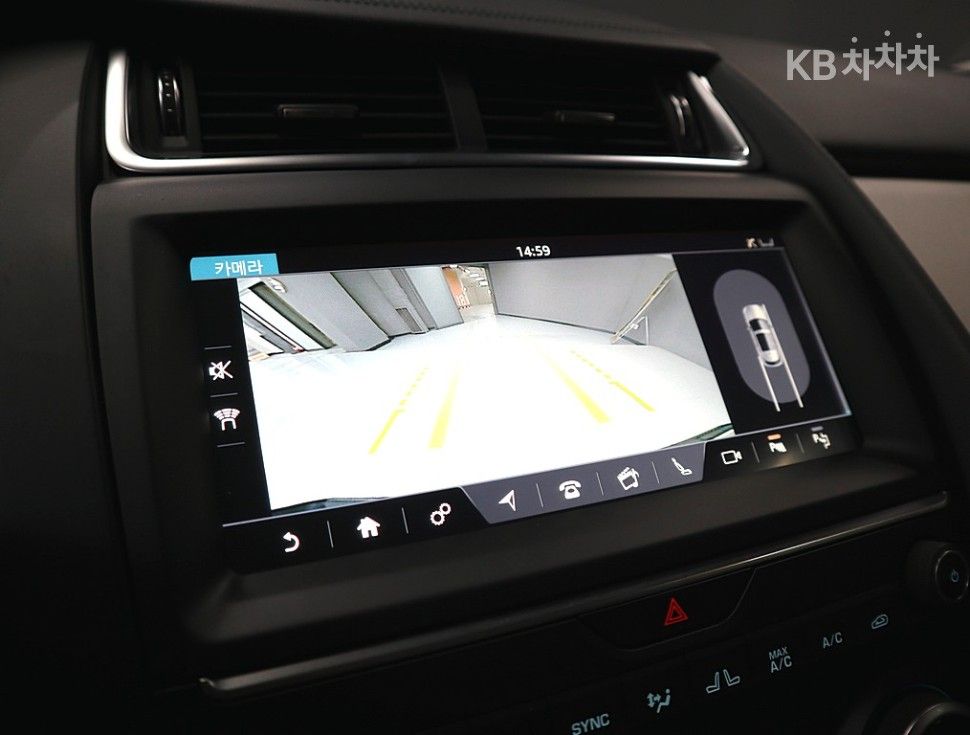 Jaguar E-Pace - фото 12