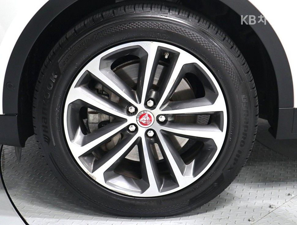 Jaguar E-Pace - фото 15