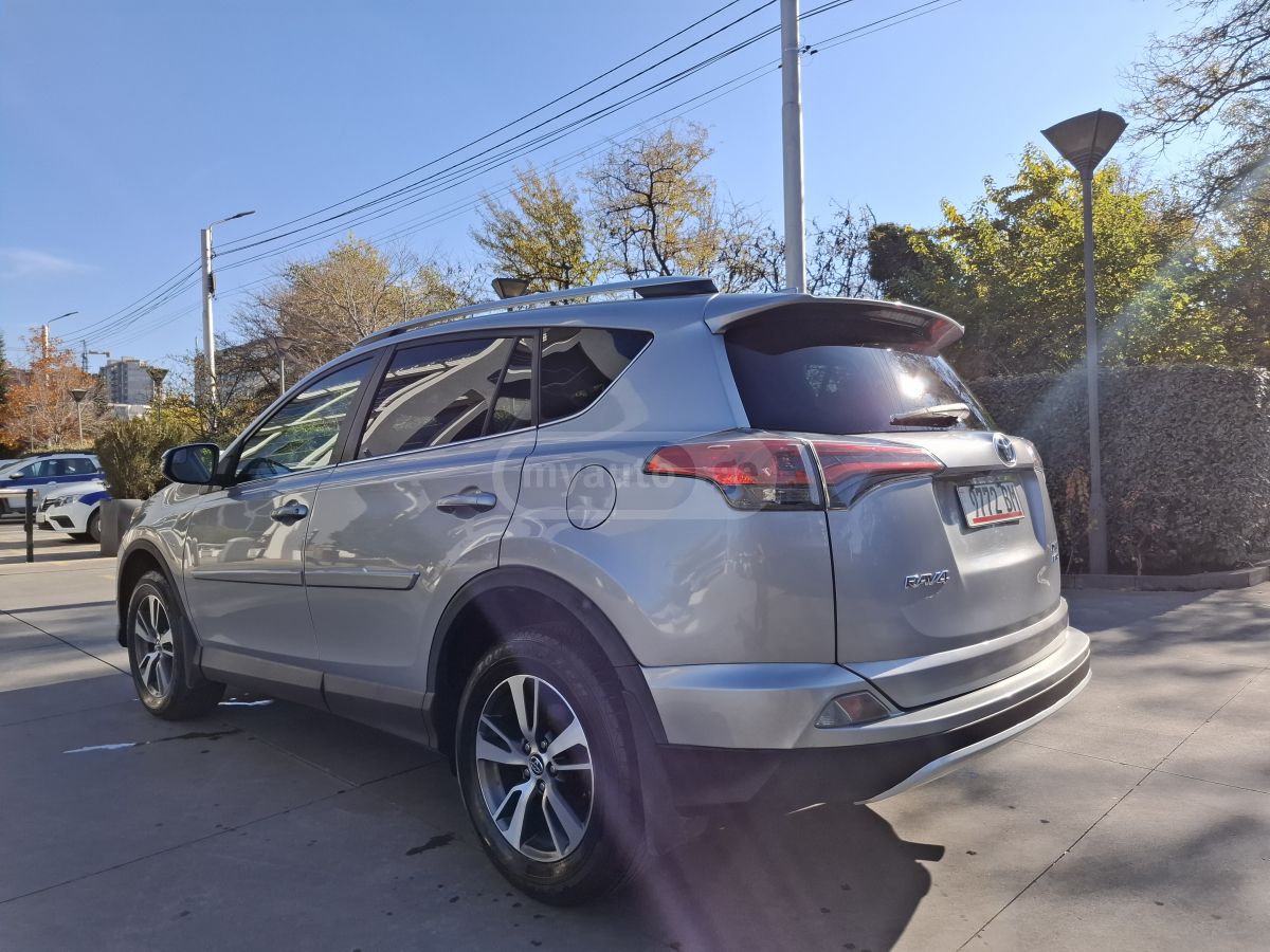 Toyota RAV 4 - фото 4