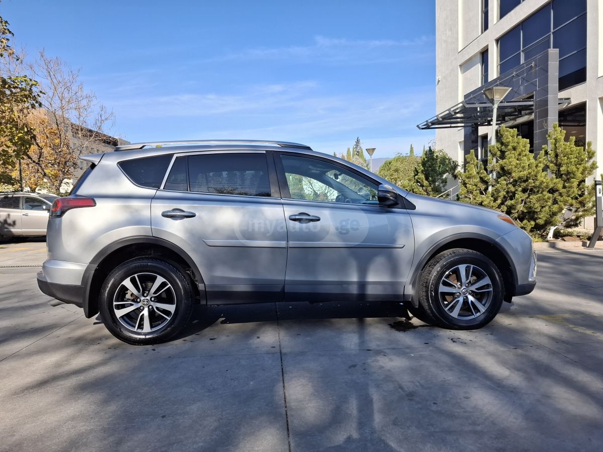 Toyota RAV 4 - фото 6