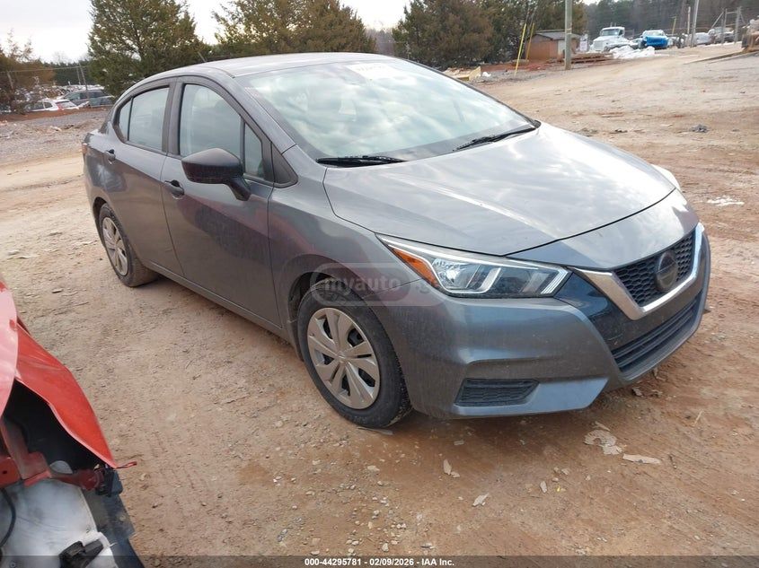 Nissan Versa - фото 1