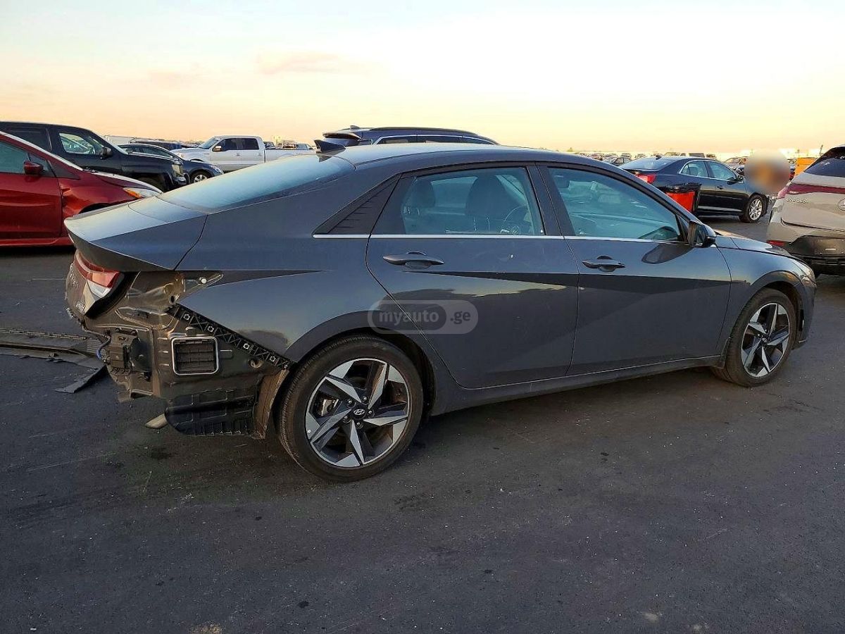 Hyundai Elantra - фото 3