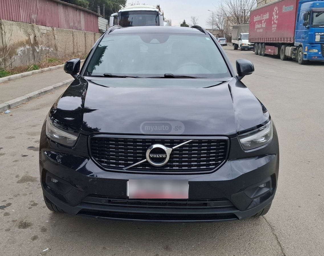 Volvo XC 40 - фото 1