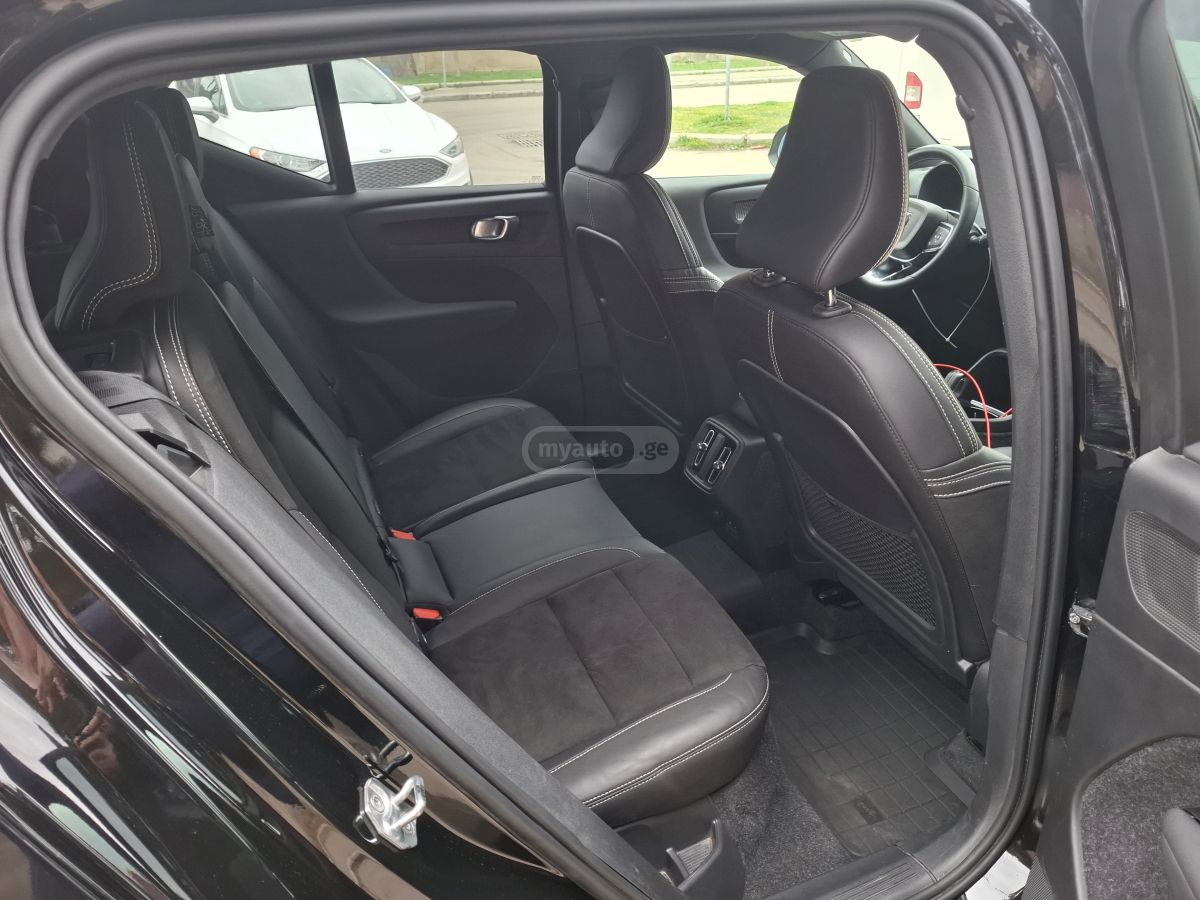 Volvo XC 40 - фото 12