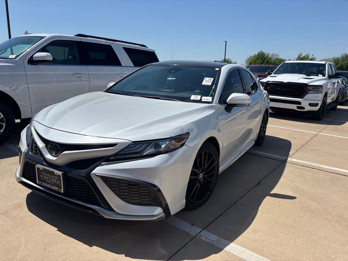 Toyota Camry - фото 1
