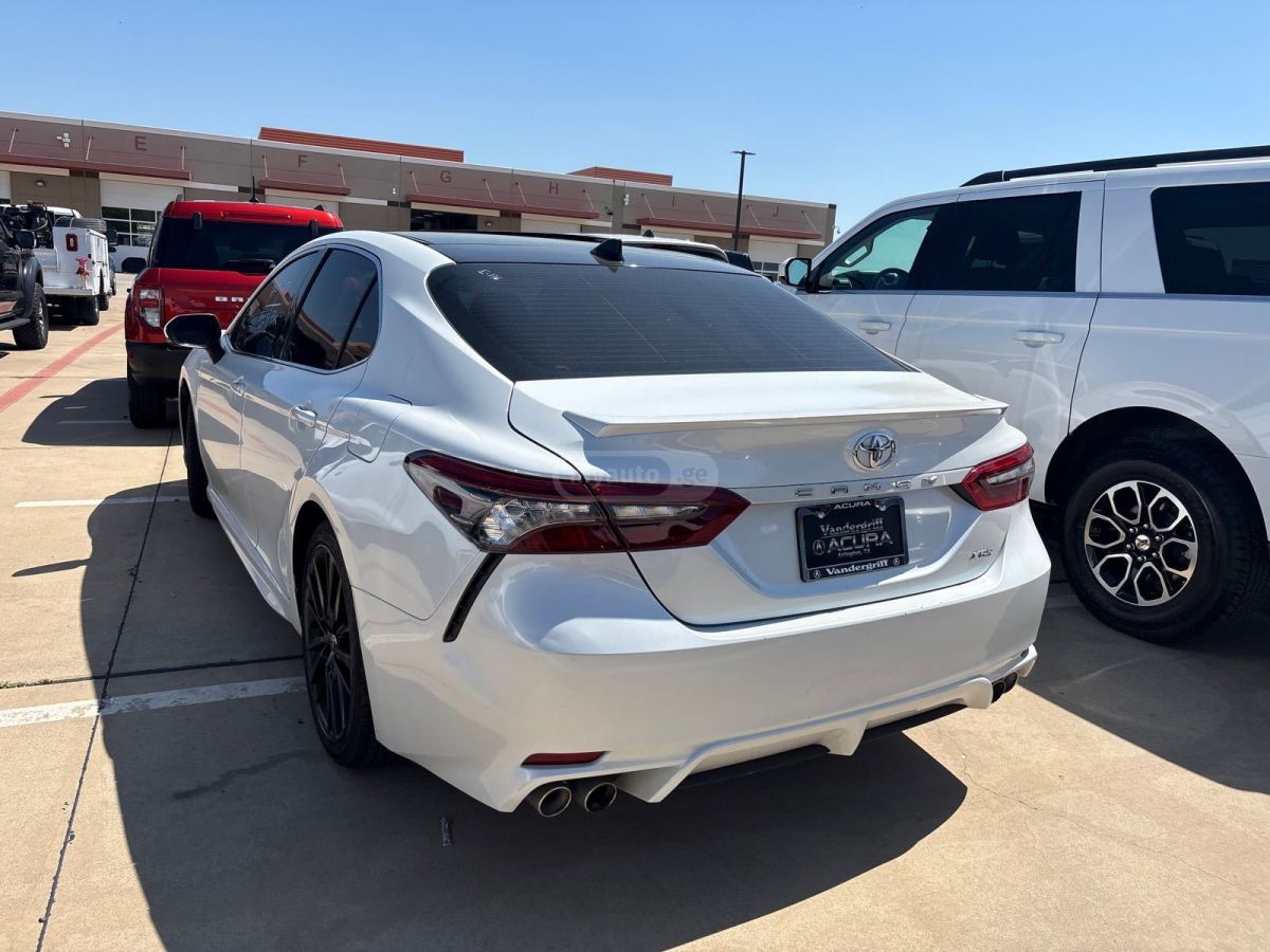 Toyota Camry - фото 2