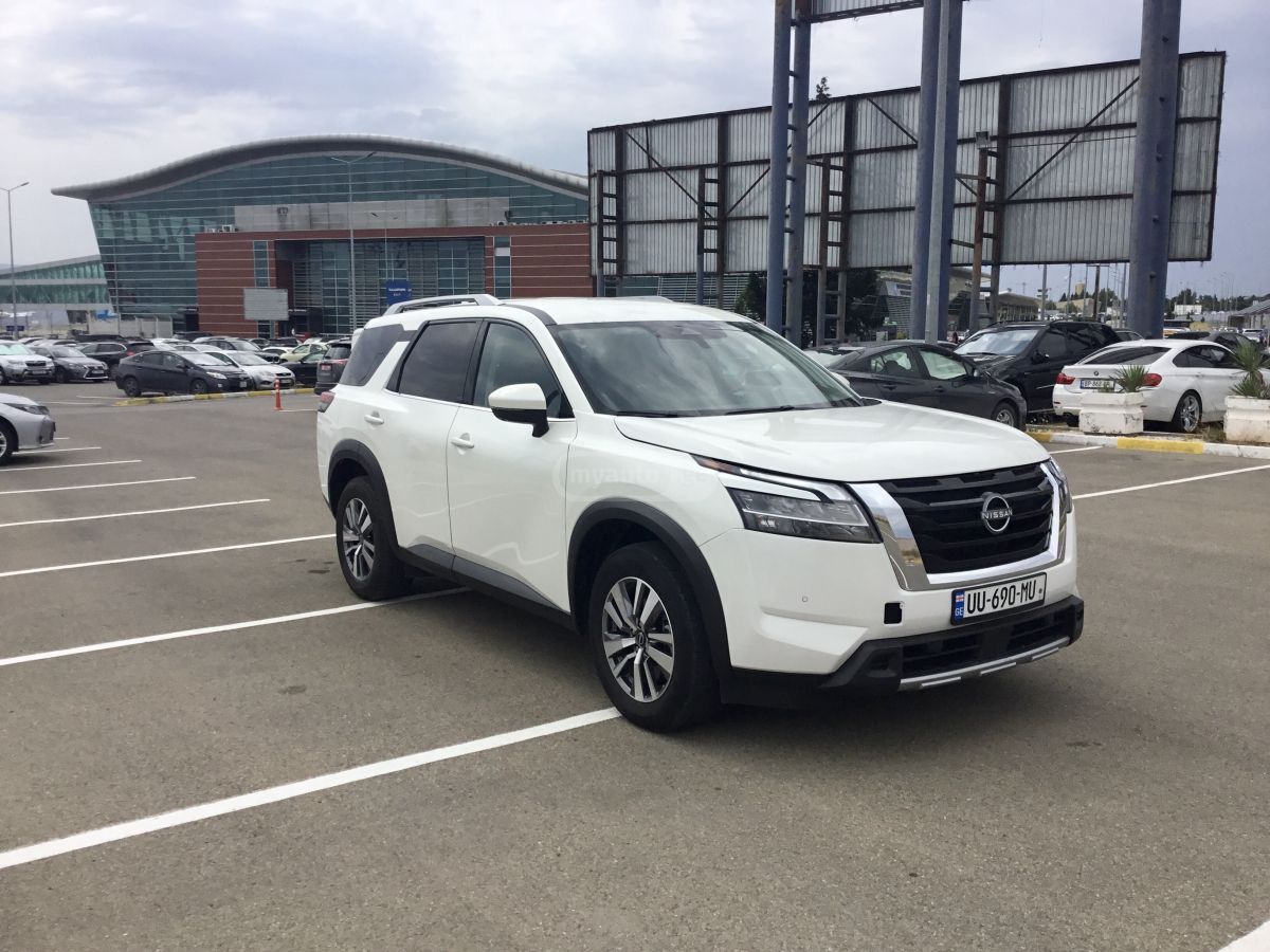 Nissan Platinum 4dr 4x4 Automatic — миниатюра 1