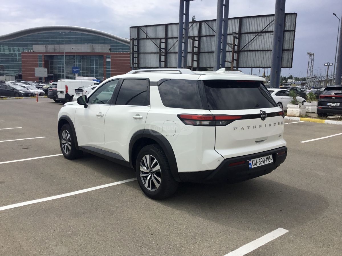 Nissan Platinum 4dr 4x4 Automatic — миниатюра 4