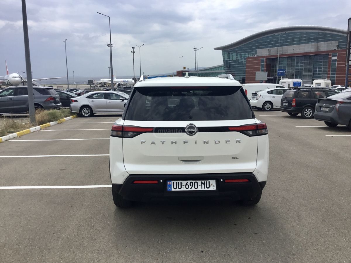 Nissan Platinum 4dr 4x4 Automatic — миниатюра 5