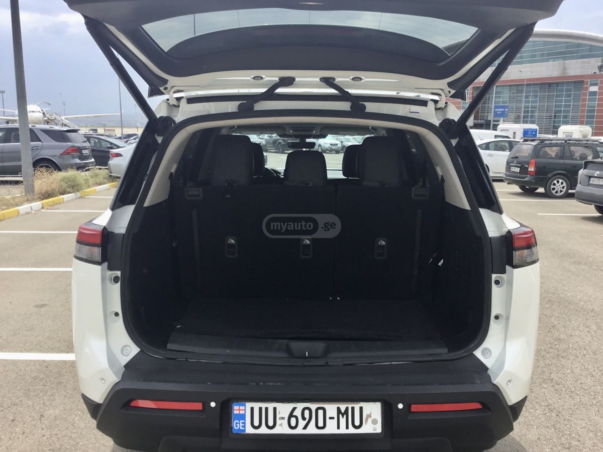 Nissan Platinum 4dr 4x4 Automatic — миниатюра 8